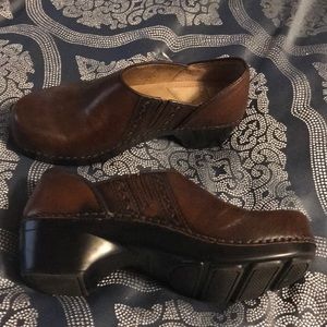 Sz 6 never worn Dansko clogs.